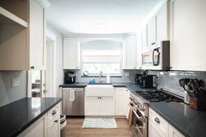 Een koelkast, een microgolfoven, een kookplaat, een vaatwasser