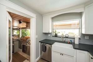 Kühlschrank, Mikrowelle, Herdplatte, Geschirrspüler