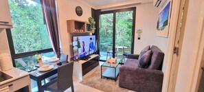 TV - AO504 - 1 Bedroom Serviced Apartment Top Floor Forest View with Bathtub Ao Nang (Tambon Ao Nang)
