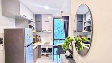 Kühlschrank, Mikrowelle, Herdplatte, Toaster