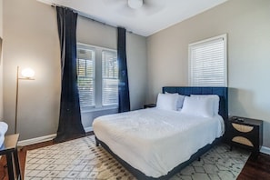 9 bedrooms, desk, WiFi, bed sheets - Corporate Comfort in Freetown - Spacious Homes for Work Crews (Lafayette)
