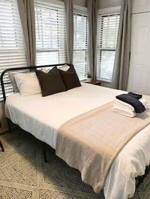 9 habitaciones, escritorio, wifi y ropa de cama 