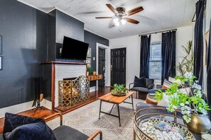 Televisión y oficina 