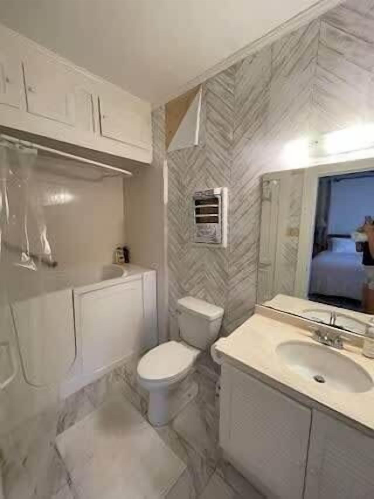 シャワー、ヘアドライヤー、タオル