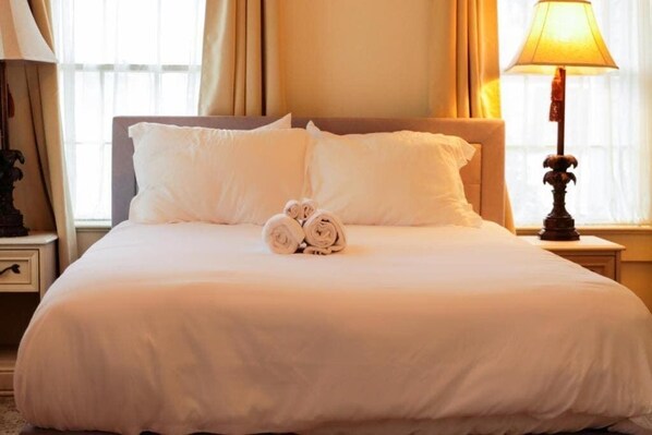 10 bedrooms, desk, WiFi, bed sheets