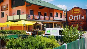 A restaurant named Ottl's with outdoor seating and a sign for Murauer. - Apartment Ottl 2 - charming and good location (St. Georgen am Kreischberg)