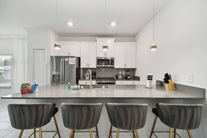 Kylskåp, mikrovågsugn, spishäll och diskmaskin