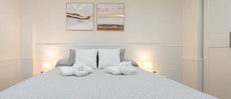 3 habitaciones, tabla de planchar con plancha y cuna de viaje