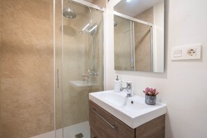 Shower, hair dryer, towels, soap - Malaga Center, Soho Area, Holiday Apartment, 3 Bedrooms 2 Bathrooms (Málaga)