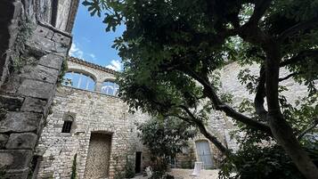 Enceinte de lâhĂ©bergement