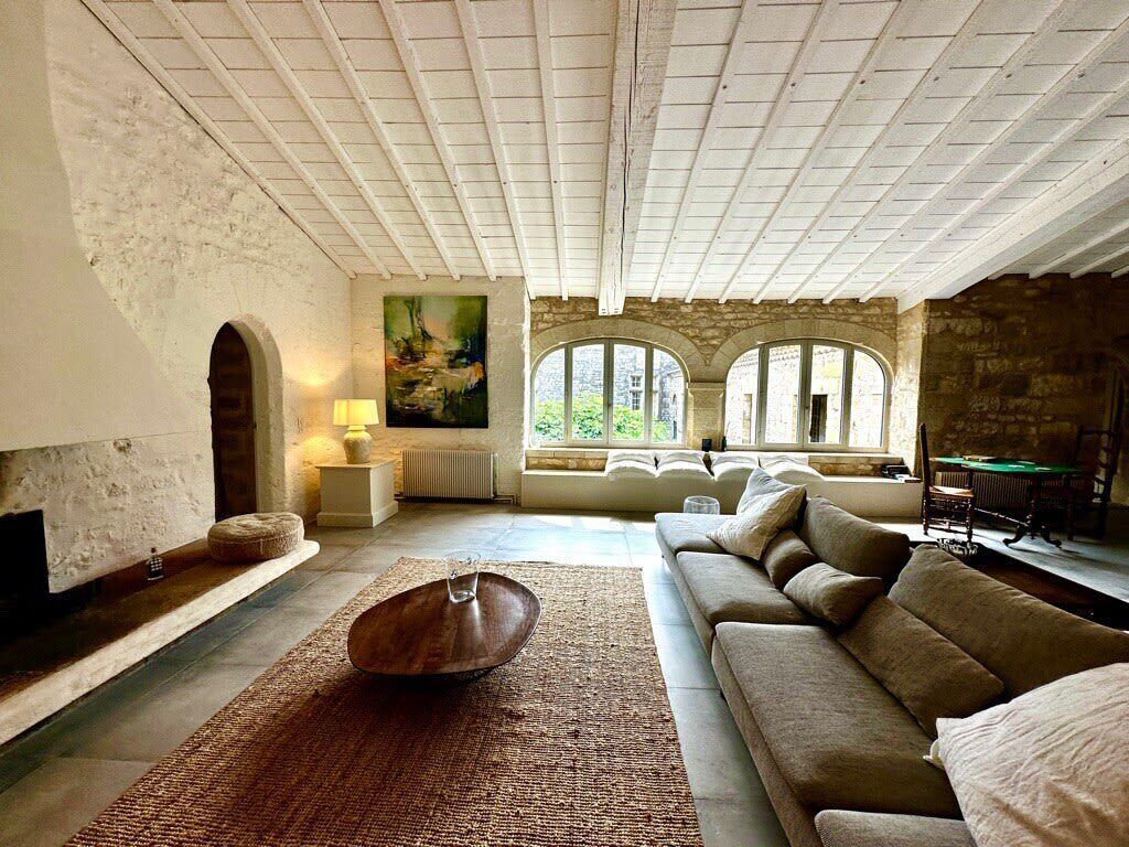 Télévision, cheminée, jeux vidéo, lecteur de DVD