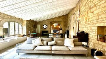 Televisie, een open haard, videospelletjes en een dvd-speler