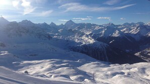Een berglandschap bedekt met sneeuw, met een heldere lucht.