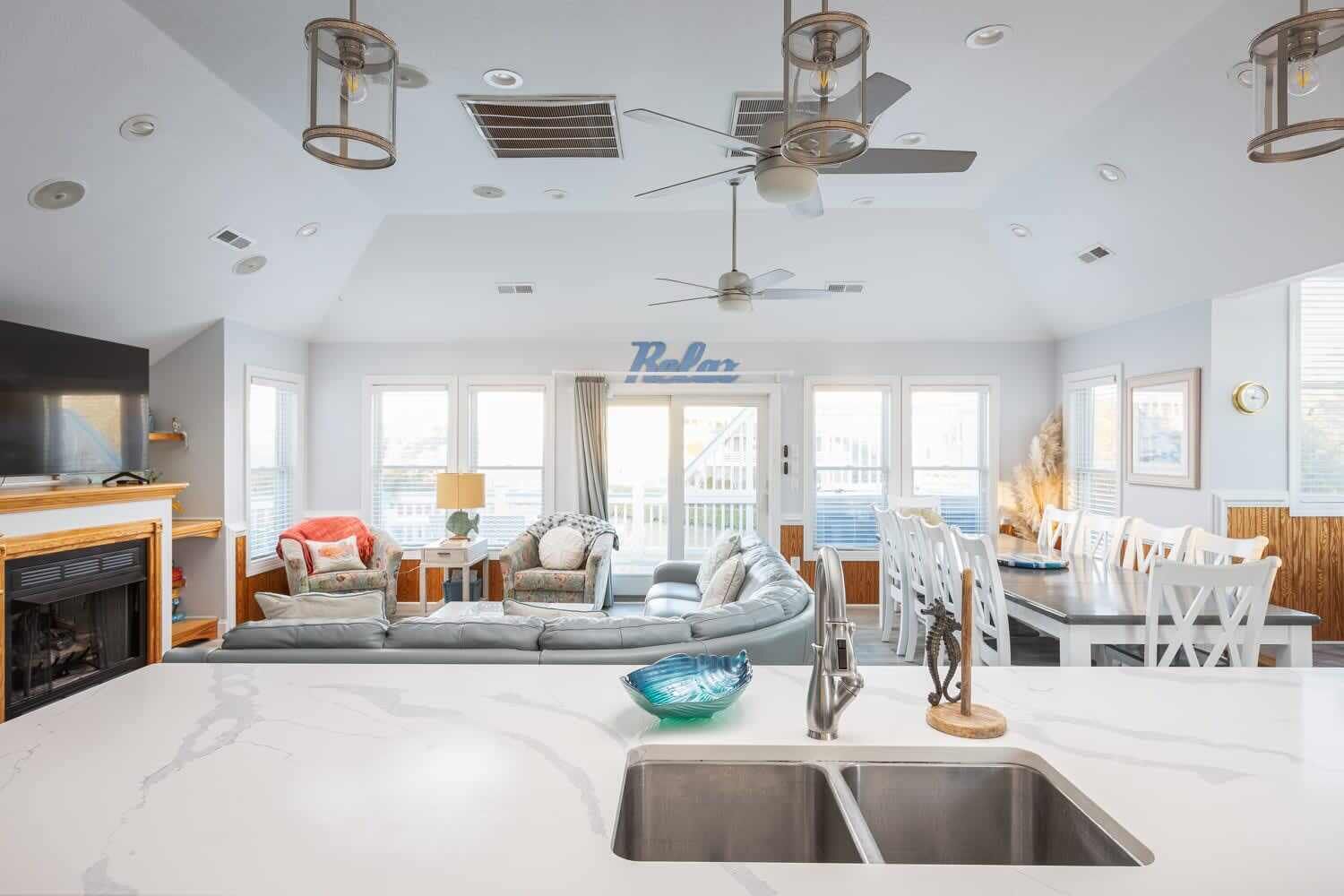 Télévision, cheminée, lecteur de DVD, livres