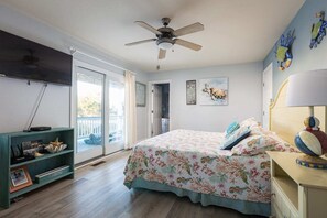 6 slaapkamers, een bureau, een strijkplank/strijkijzer, reisbedje