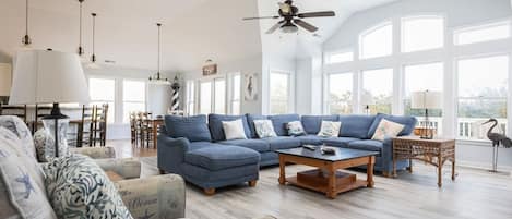 Fernseher, DVD-Player, Stereoanlage, Arbeitsbereiche