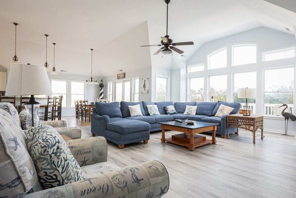 Televisie, een dvd-speler, een stereo en een kantoor