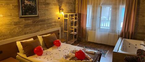 Habitación de lujo | Minibar, espacio para trabajar con laptop y cortinas blackout