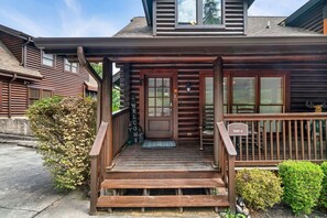 Exterior detail - It's A Wonderful Life (Pigeon Forge)