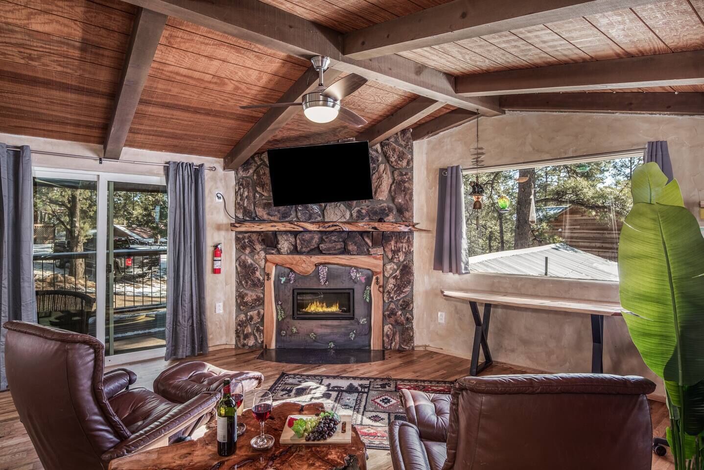 Smart TV y chimenea 