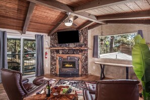 Smart TV y chimenea