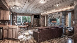 Smart TV, fireplace - Redwood in the Historic Upper Canyon (Ruidoso)