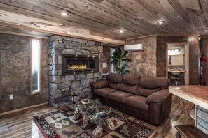Smart TV, fireplace - Redwood in the Historic Upper Canyon (Ruidoso)