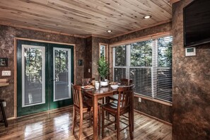 Dining - Redwood in the Historic Upper Canyon (Ruidoso)