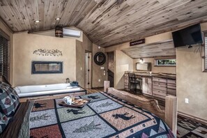 1 bedroom, desk, iron/ironing board, WiFi - Redwood in the Historic Upper Canyon (Ruidoso)
