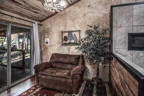 Smart TV, fireplace, DVD player - SneakAway in the Historic UpperCanyon! (Ruidoso)