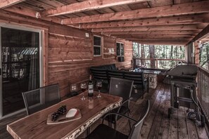 A wooden cabin with a dining area, bar, and grill. - SneakAway in the Historic UpperCanyon! (Ruidoso)