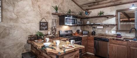 JÀÀkaappi, mikroaaltouuni, uuni, liesi