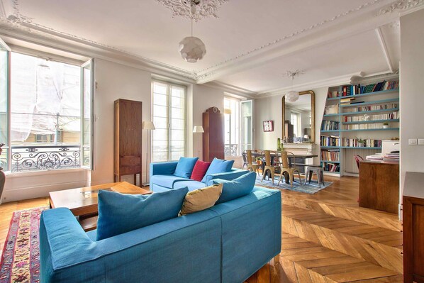 Smart-tv och eldstad