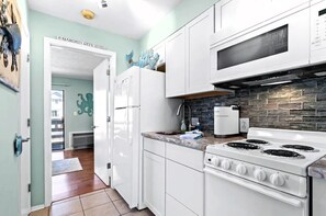 Microwave, coffee/tea maker, cookware/dishes/utensils - Pier Magic – Steps to Beach & Garden City Pier | Pool & Hot Tub (Garden City)