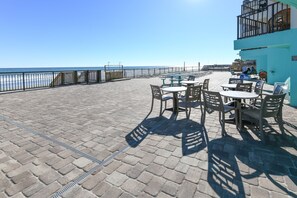 Outdoor dining - Oceanfront 2 BR Condo! Royal Garden Resort 912 - The Sea Pearl (Garden City)