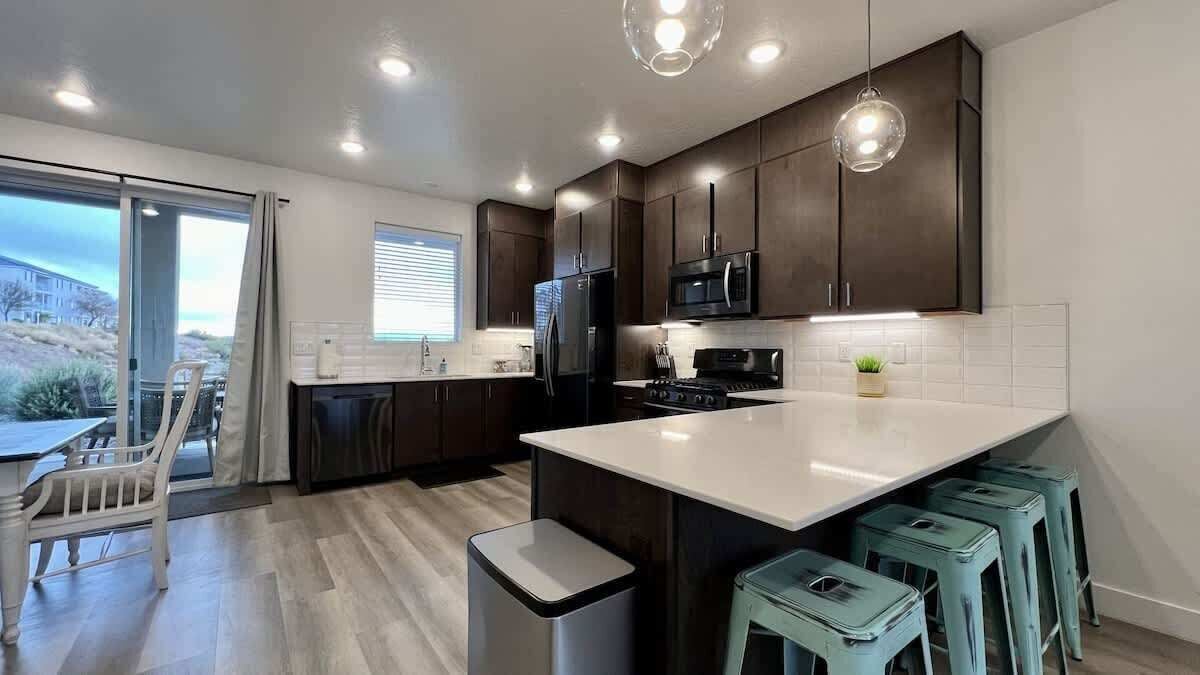 Coffee/tea maker, fridge, microwave, oven