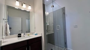Douche, sèche-cheveux, serviettes fournies
