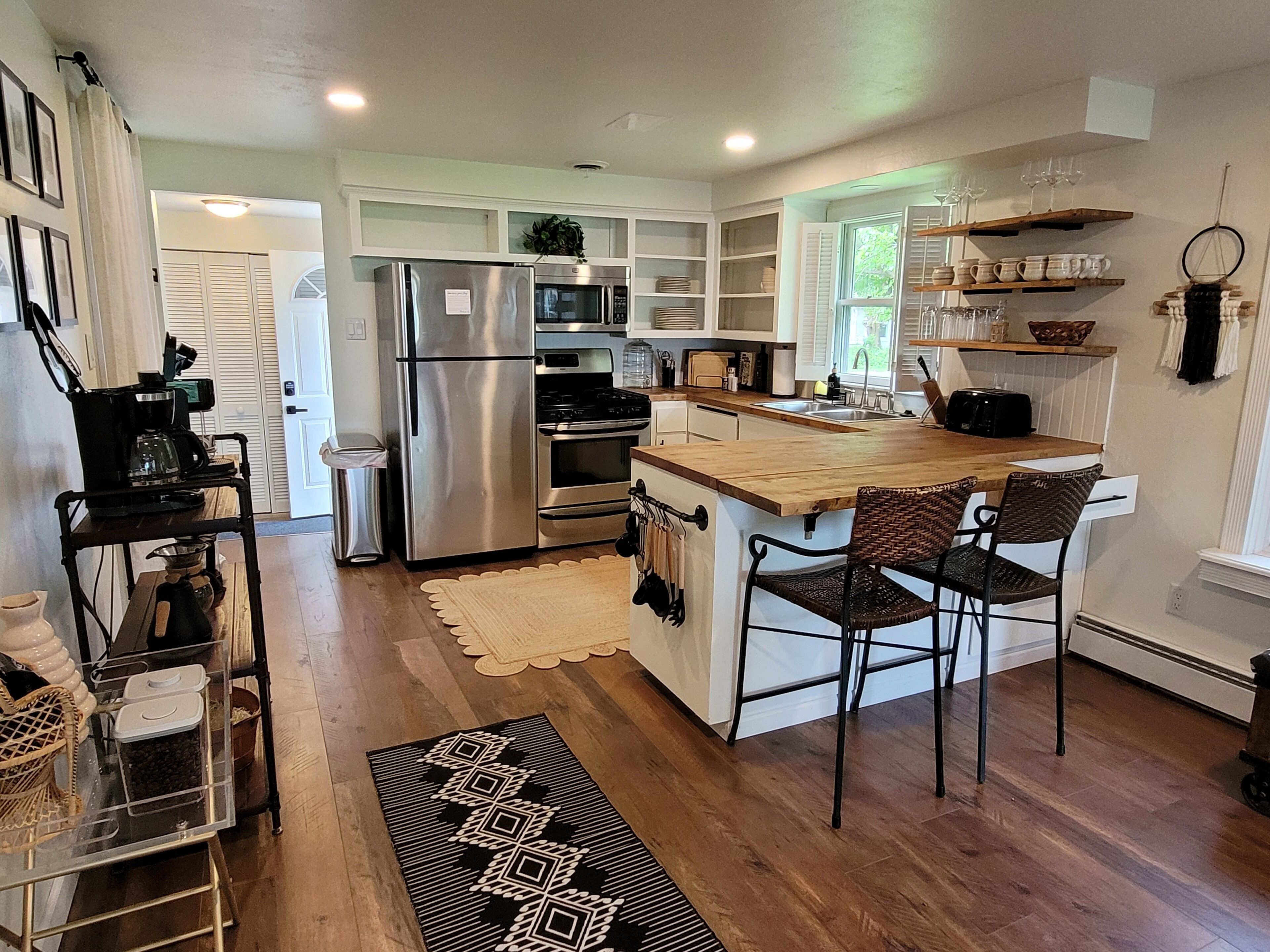 Kylskåp, mikrovågsugn, ugn och spishäll