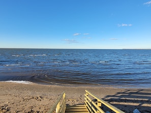 Aan het strand, ligstoelen aan het strand, strandlakens