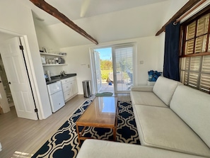 Living area - Wyndham Water Views (Hamilton)