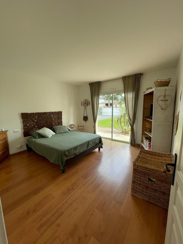 4 bedrooms, travel cot, free WiFi, bed sheets