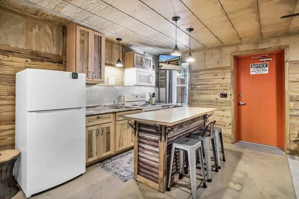 Réfrigérateur, four à micro-ondes, un four, surface de cuisson