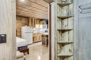 1 bedroom, free WiFi, bed sheets - Quaint cabin super close to the marina, restaurants and activities! (Rockport)