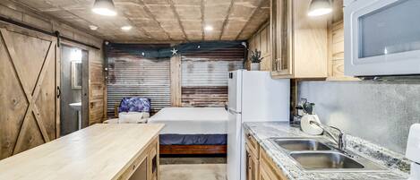 Kühlschrank, Mikrowelle, Ofen, Herdplatte