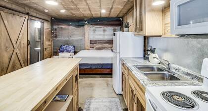 Quaint cabin super close to the marina, restaurants and activities!