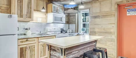 Frigorifero, microonde, forno, piano cottura