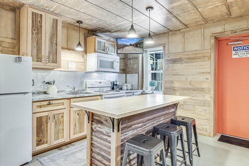 Quaint cabin B is super close to the marina, restaurants and activities!