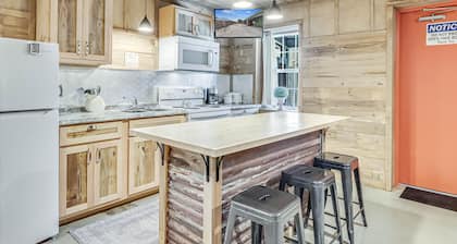 Quaint cabin B is super close to the marina, restaurants and activities!