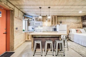 Frigorífico, microondas, horno y placa de cocina