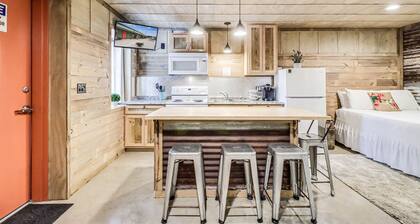 Quaint cabin C is super close to the marina, restaurants and activities!